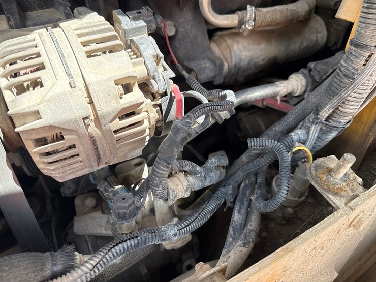 2015-deere-320e-image-34
