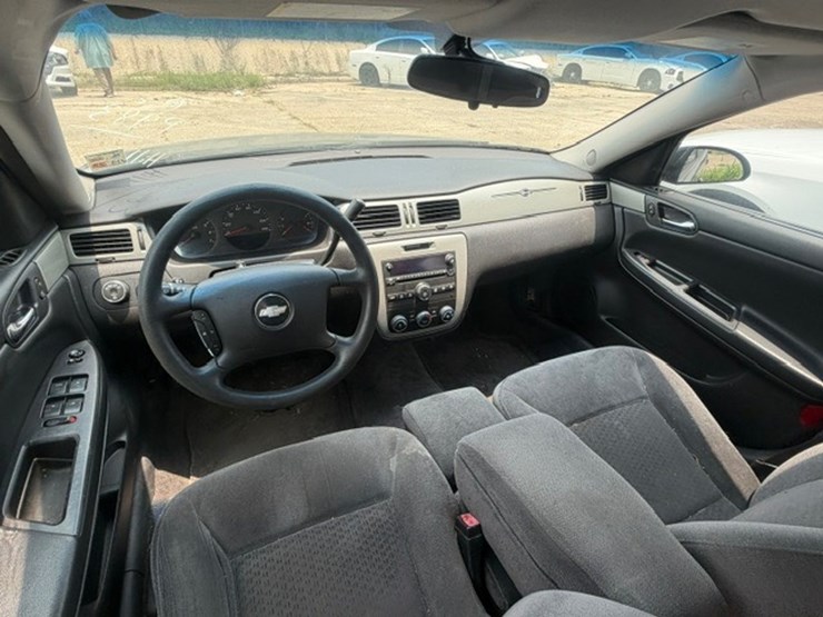 #60-•-2011-chevrolet-impala-image-18