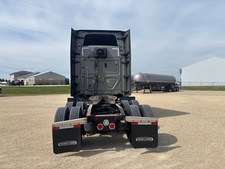#2164-•-2022-freightliner-cascadia-pt126slp-sleeper-cab-truck-tractor-image-3