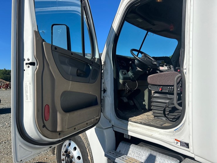 2017-freightliner-cascadia-125-image-72