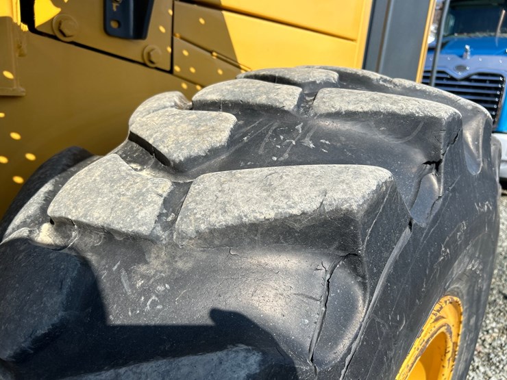 2012-deere-624k-image-85
