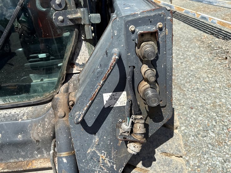 2015-deere-320e-image-16