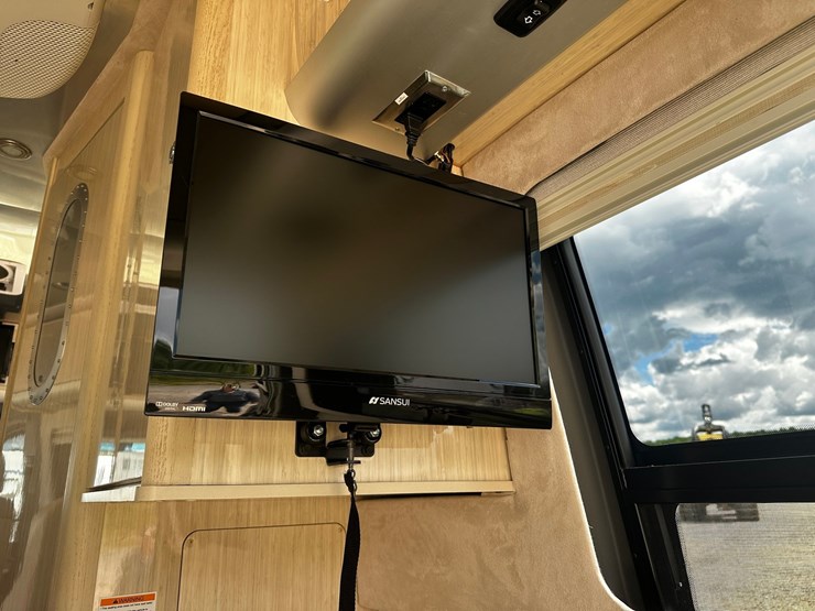 #2492-•-2014-mercedes-benz-airstream-motorhome-image-30
