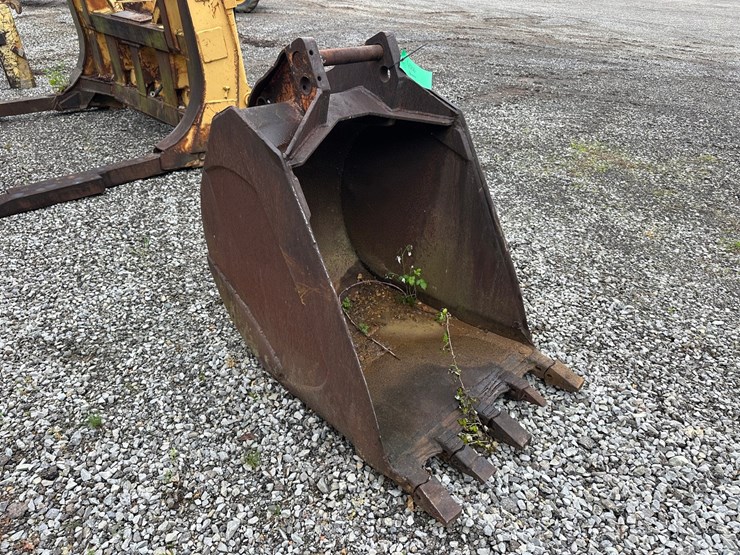 #4006-•-approx-34"-excavator-bucket-image-4