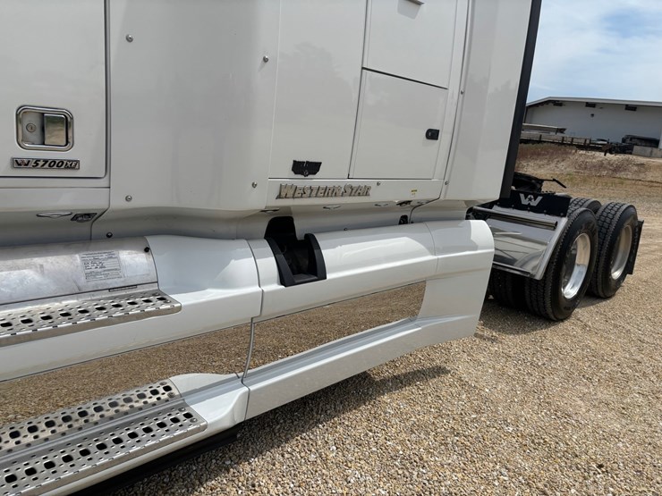 2020-western-star-5700xe-image-10