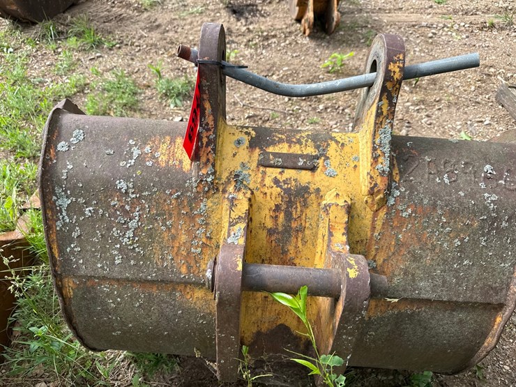#1769-•-approx-36"-excavator-bucket-image-7