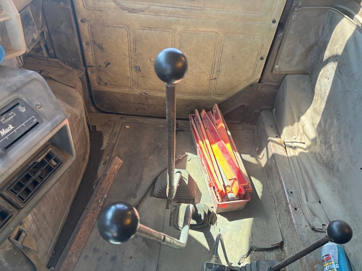 #2174-•-1984-mack-dm660-tandem-axle-dump-truck-image-46