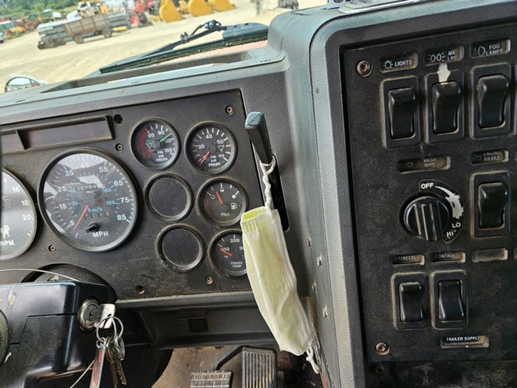 1993-mack-ch613-image-34