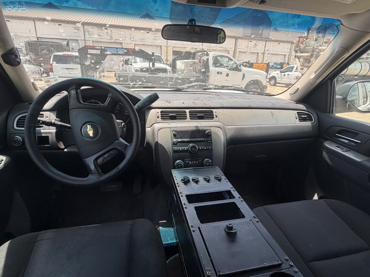 2011-chevrolet-tahoe-image-17