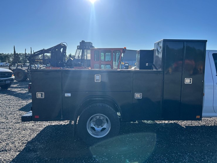 2020-chevrolet-3500-image-17