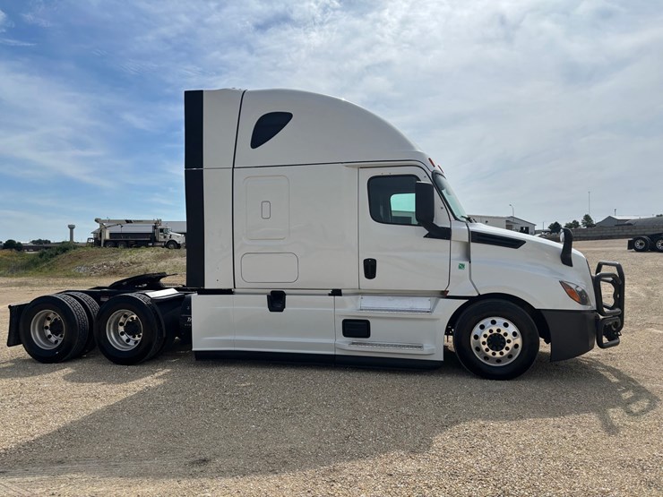 2022-freightliner-cascadia-126-image-4