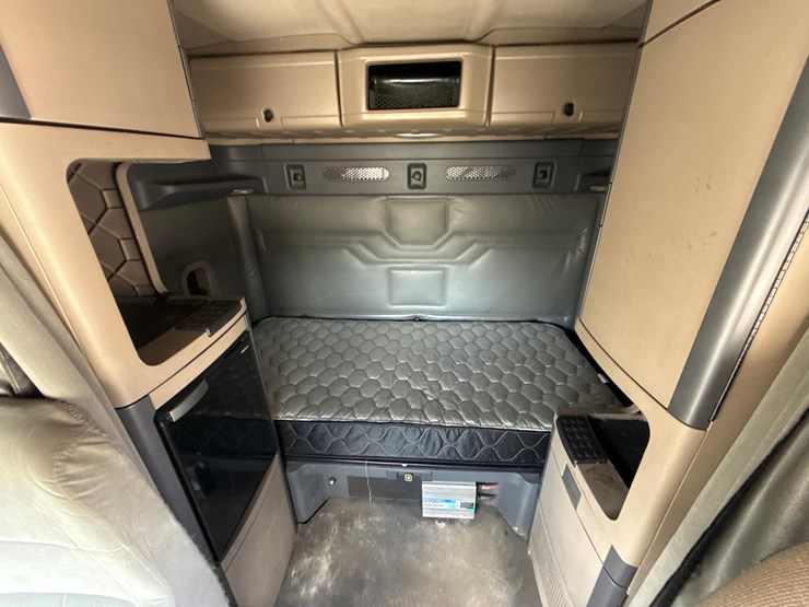 #60944-•-2016-freightliner-125-sleeper-cab-truck-tractor-image-69