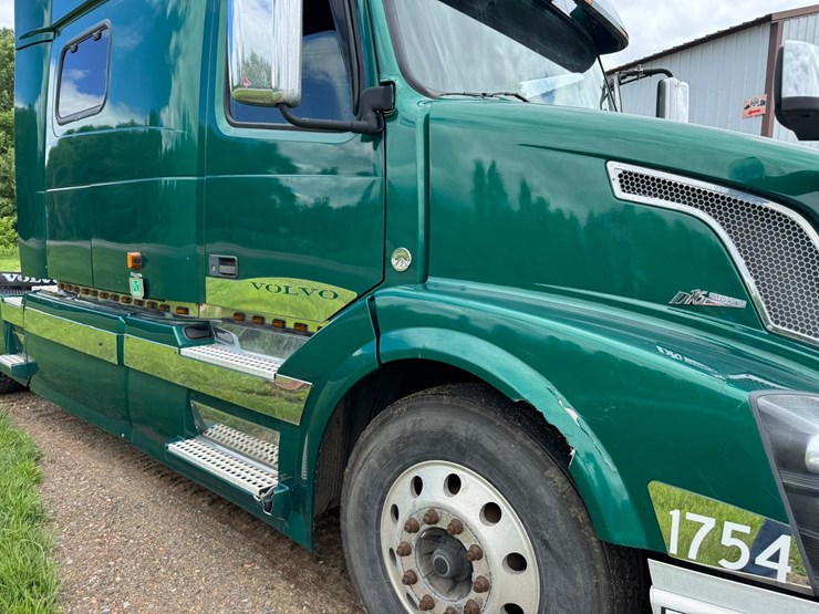 #1858-•-2007-volvo-10th-anniversary-series-sleeper-cab-truck-tractor-image-21