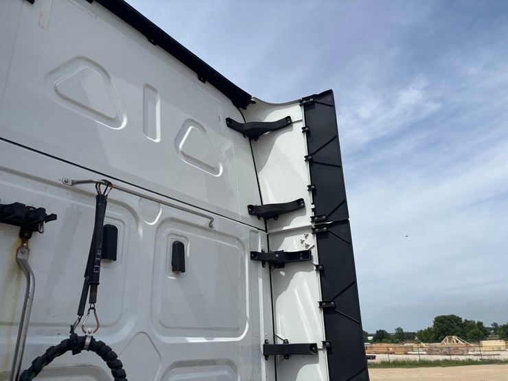 2021-freightliner-cascadia-126-image-17