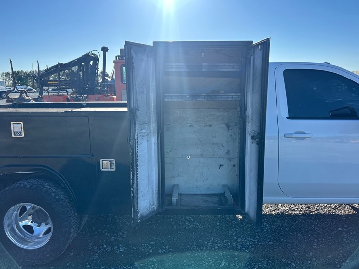 2020-chevrolet-3500-image-22