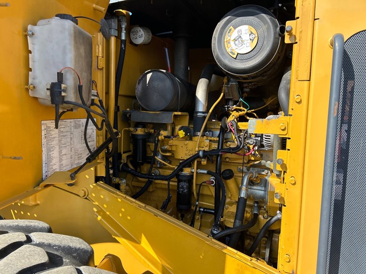 2012-deere-624k-image-48