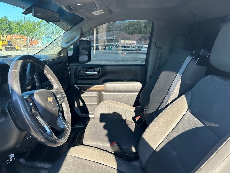 2020-chevrolet-3500-image-57