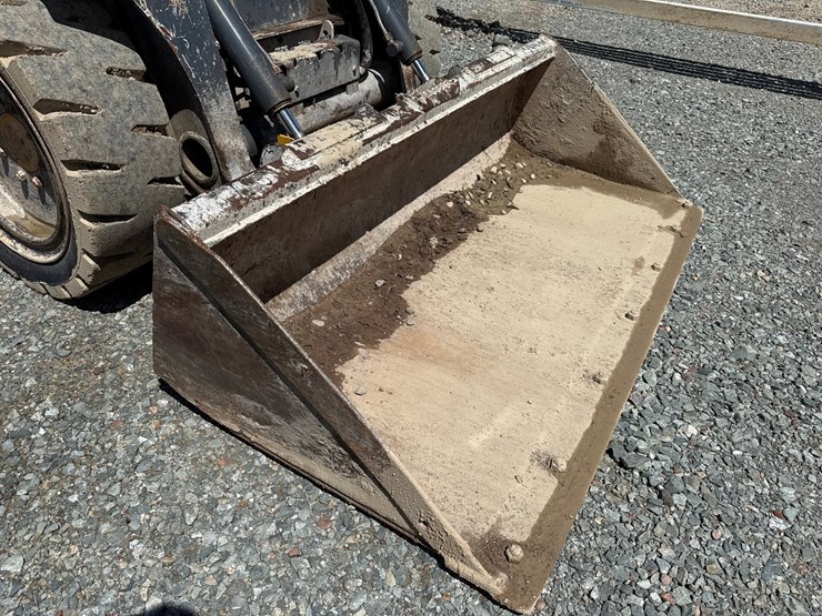 2015-deere-320e-image-10
