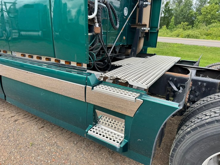 #1858-•-2007-volvo-10th-anniversary-series-sleeper-cab-truck-tractor-image-17