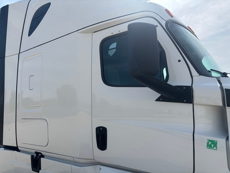 2022-freightliner-cascadia-126-image-29