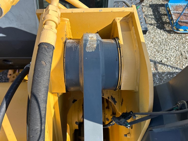 2012-deere-624k-image-30