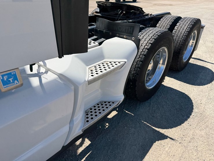 2018-kenworth-t680-image-15