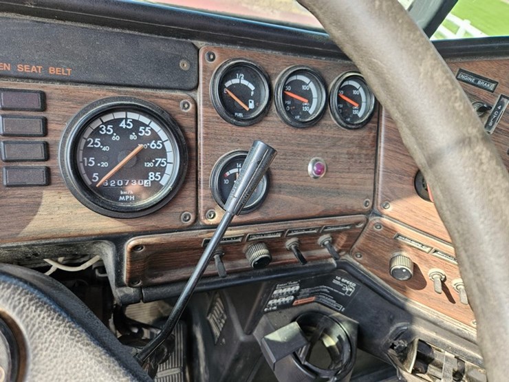 2002-freightliner-fld112-image-34
