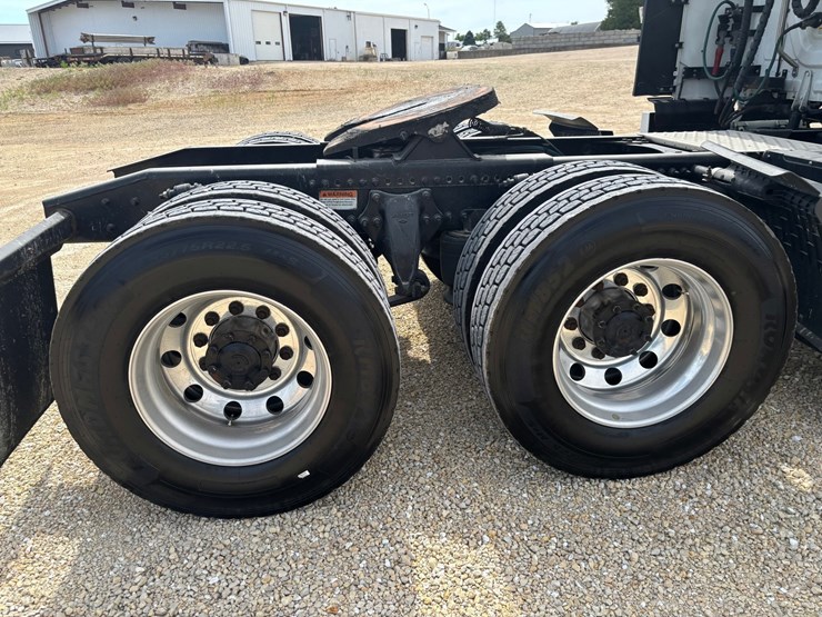 2022-freightliner-cascadia-126-image-111