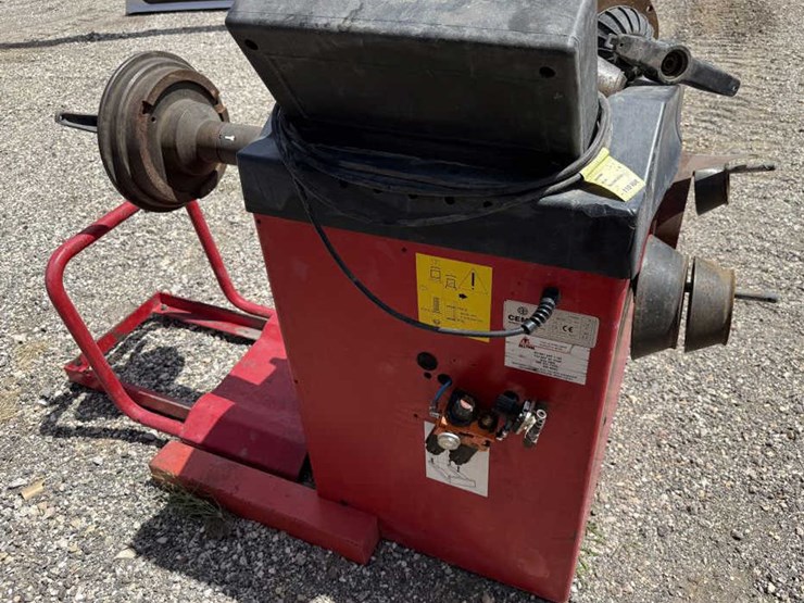 #63-•-cemb-c-211-tire-balancer-machine-image-8