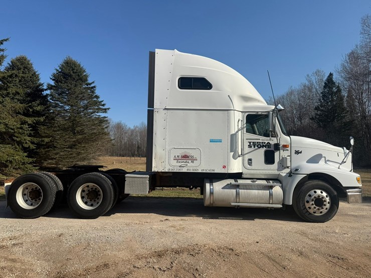 #1401-•-2005-international-9400i-6x4-sleeper-cab-truck-tractor-image-6
