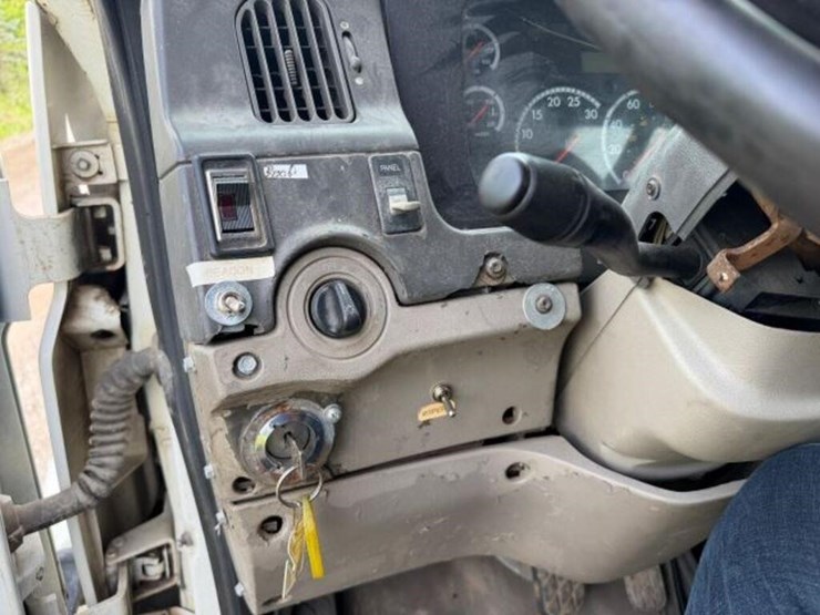 2003-sterling-lt7500-image-10