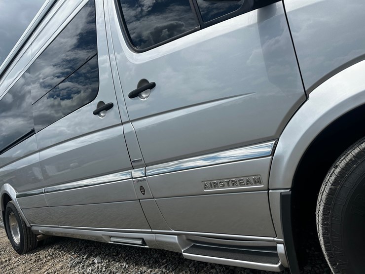 #2492-•-2014-mercedes-benz-airstream-motorhome-image-12
