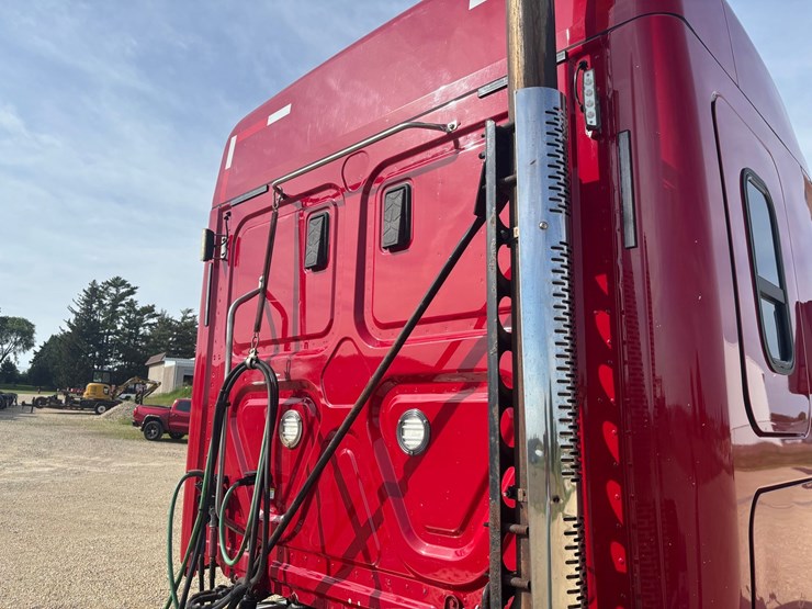 2017-freightliner-cascadia-125-image-28