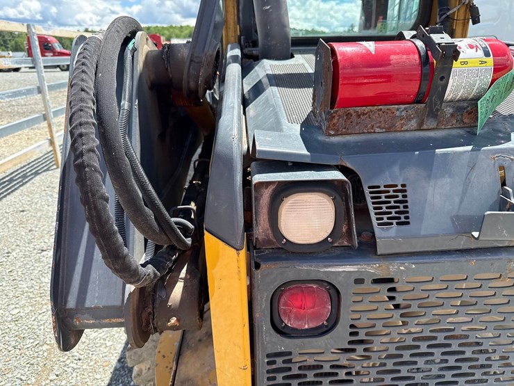 2015-deere-320e-image-21
