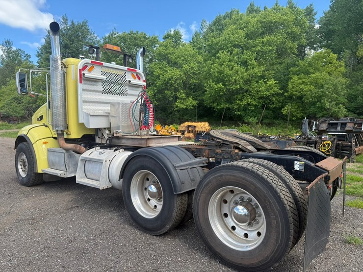 #1362-•-2010-peterbilt-day-cab-truck-tractor-image-3