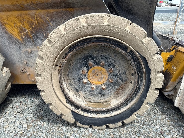 2015-deere-320e-image-53