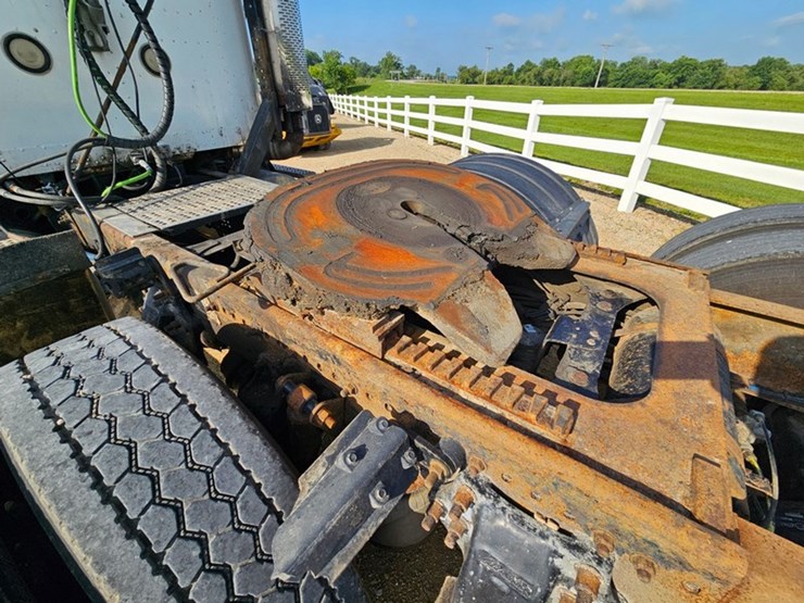 2001-freightliner-fld120-image-17