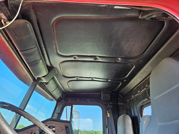 2002-freightliner-fld112-image-43