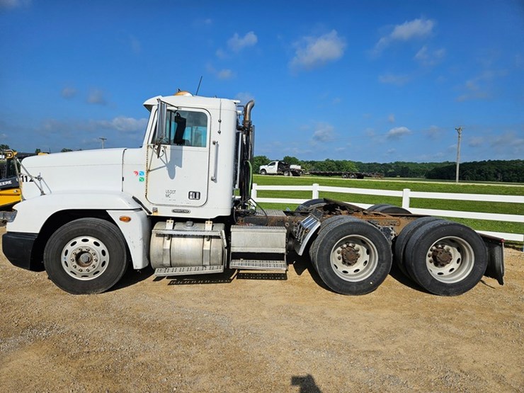 2001-freightliner-fld120-image-3