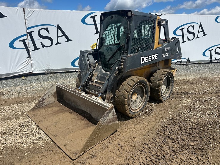 2015-deere-320e-image-1