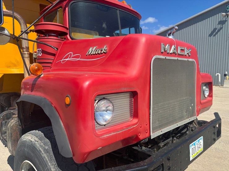 #2174-•-1984-mack-dm660-tandem-axle-dump-truck-image-20