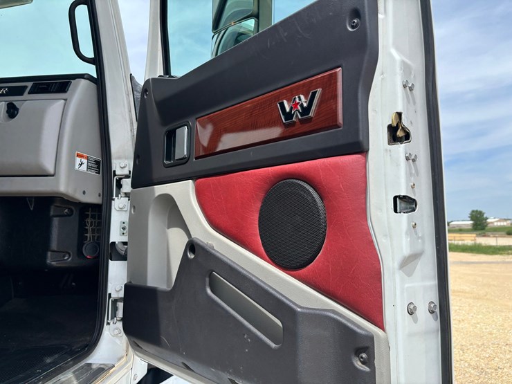 2020-western-star-5700xe-image-47