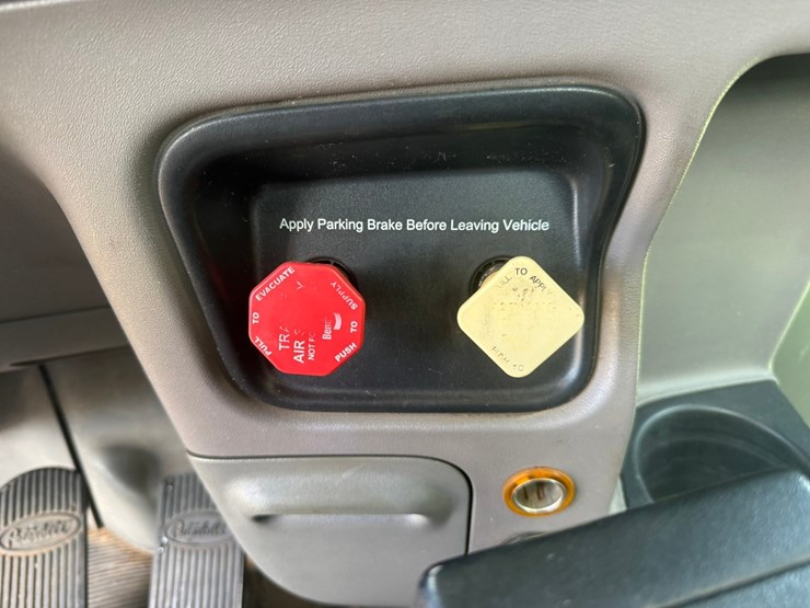 #1362-•-2010-peterbilt-day-cab-truck-tractor-image-101