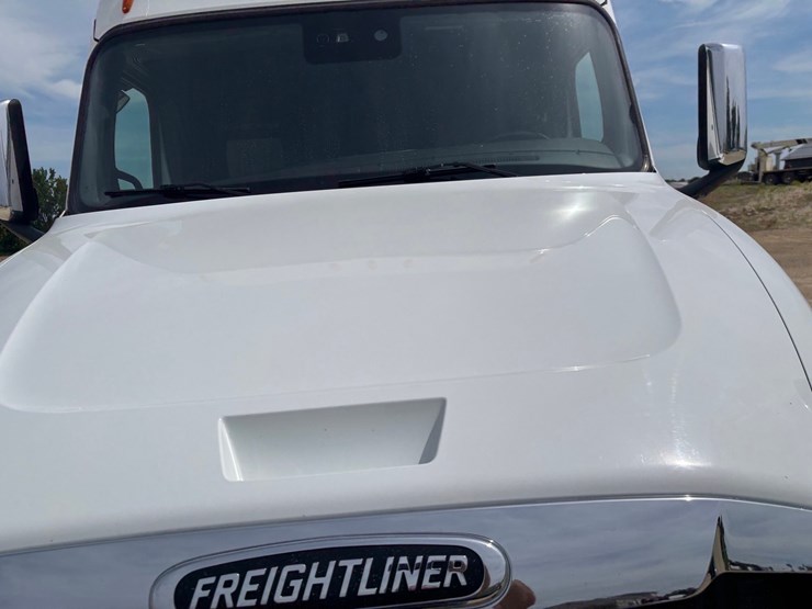 2021-freightliner-cascadia-126-image-22