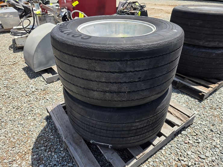 #6464-•-(2)-445/50r22.5-tires-w/-aluminum-rims-image-3