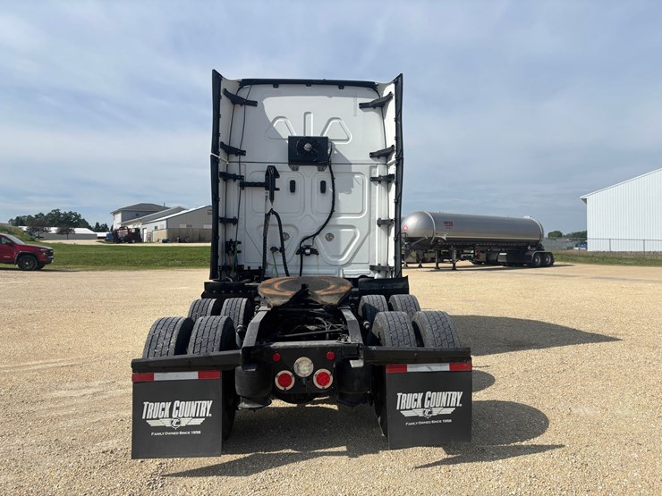 2022-freightliner-cascadia-126-image-3