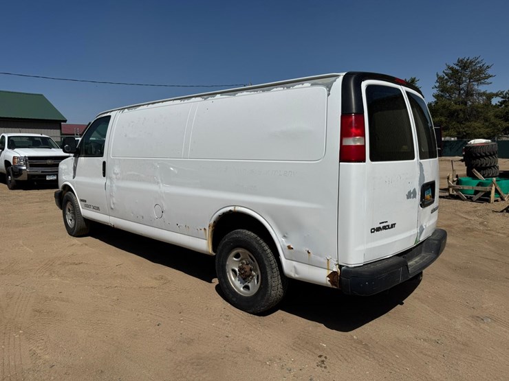 2004-chevrolet-3500-image-3