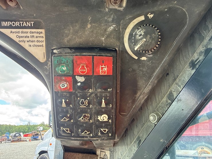 2015-deere-320e-image-42
