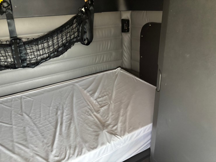 2021-freightliner-cascadia-126-image-65