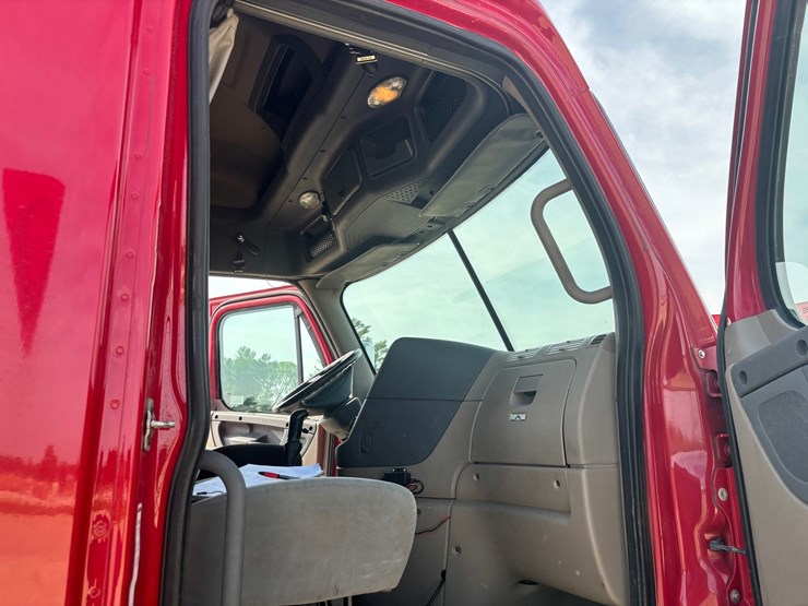2017-freightliner-cascadia-125-image-42